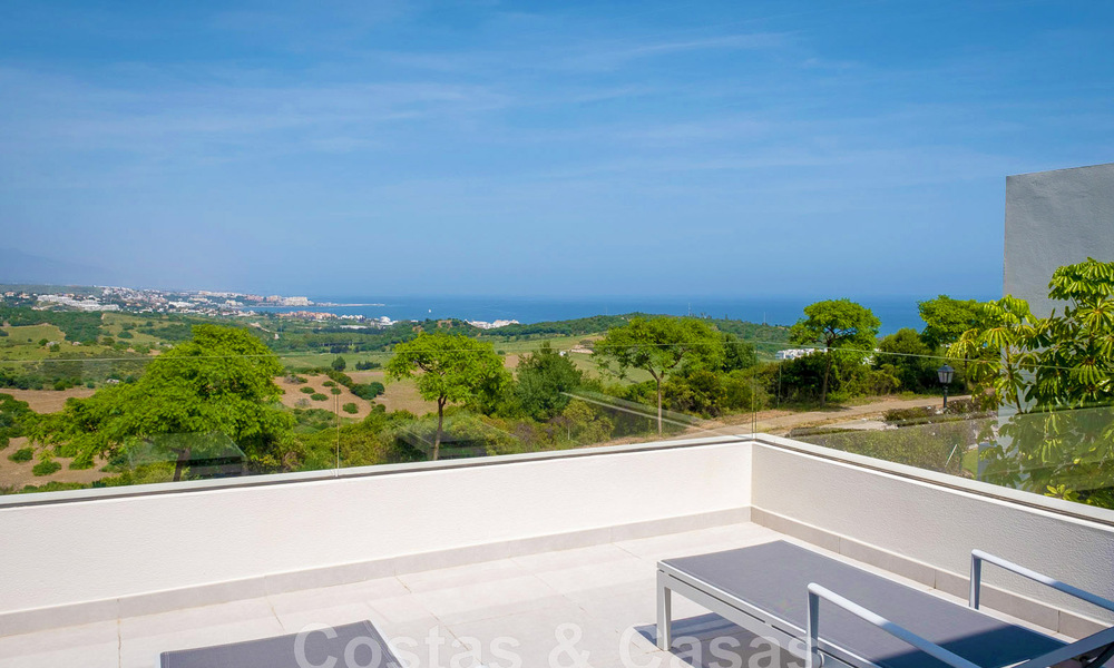 Nieuwe, avant-garde geschakelde huizen te koop, adembenemend uitzicht op zee, Casares, Costa del Sol. Instapklaar. 44326