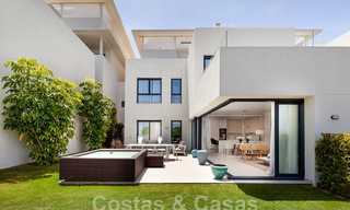 Nieuwe, avant-garde geschakelde huizen te koop, adembenemend uitzicht op zee, Casares, Costa del Sol. Instapklaar. 44327 