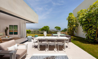 Nieuwe, avant-garde geschakelde huizen te koop, adembenemend uitzicht op zee, Casares, Costa del Sol. Instapklaar. 44330 