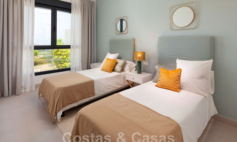 Nieuwe, avant-garde geschakelde huizen te koop, adembenemend uitzicht op zee, Casares, Costa del Sol. Instapklaar. 44338