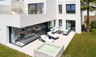 Nieuwe, avant-garde geschakelde huizen te koop, adembenemend uitzicht op zee, Casares, Costa del Sol. Instapklaar. 44345 
