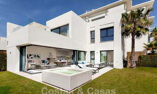 Nieuwe, avant-garde geschakelde huizen te koop, adembenemend uitzicht op zee, Casares, Costa del Sol. Instapklaar. 44346 