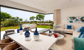 Nieuwe, avant-garde geschakelde huizen te koop, adembenemend uitzicht op zee, Casares, Costa del Sol. Instapklaar. 44348 