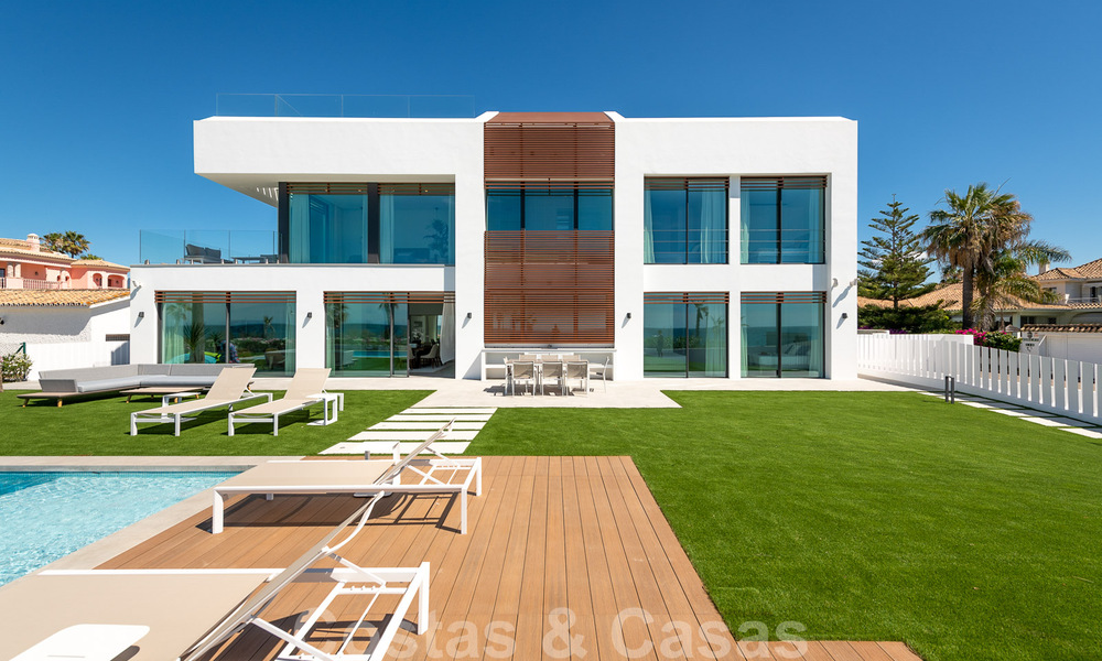 Instapklare ultramoderne design villa direct aan het strand te koop, New Golden Mile, Marbella - Estepona. Verlaagd in prijs! 34249