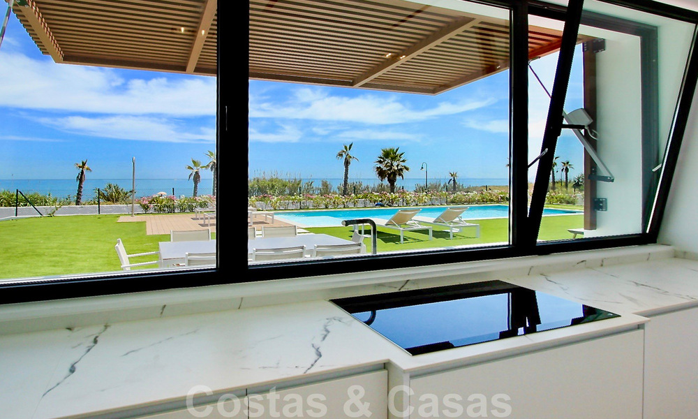 Instapklare ultramoderne design villa direct aan het strand te koop, New Golden Mile, Marbella - Estepona. Verlaagd in prijs! 34250