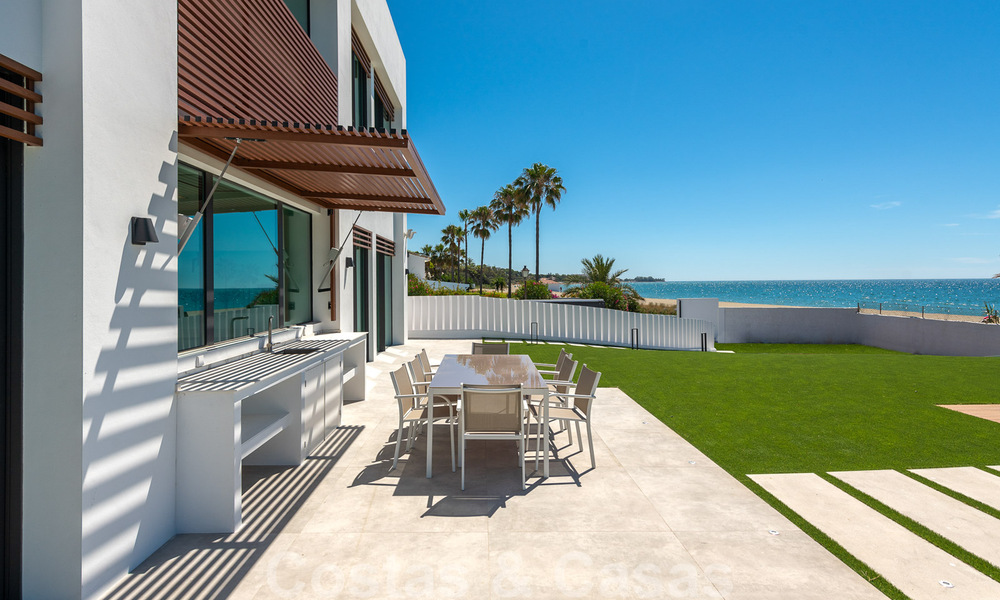 Instapklare ultramoderne design villa direct aan het strand te koop, New Golden Mile, Marbella - Estepona. Verlaagd in prijs! 34251
