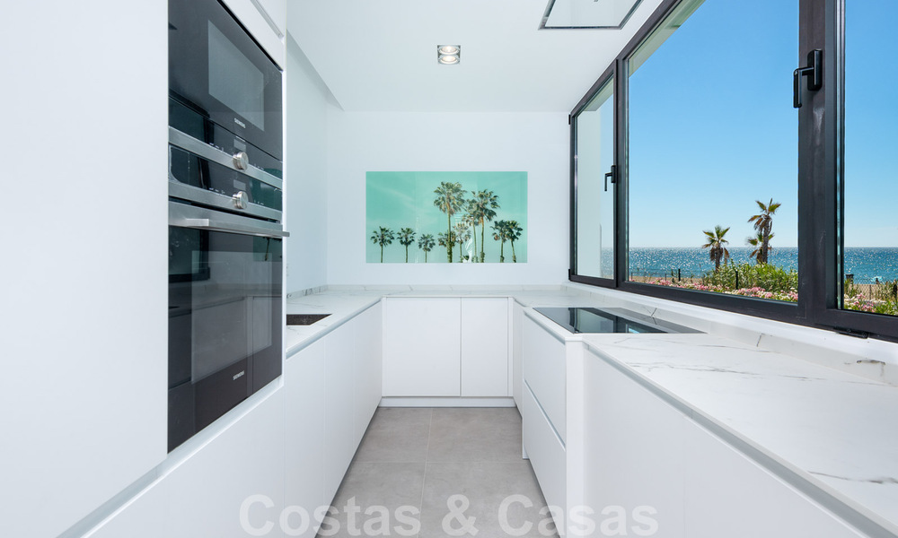 Instapklare ultramoderne design villa direct aan het strand te koop, New Golden Mile, Marbella - Estepona. Verlaagd in prijs! 34255