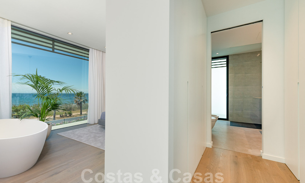 Instapklare ultramoderne design villa direct aan het strand te koop, New Golden Mile, Marbella - Estepona. Verlaagd in prijs! 34257
