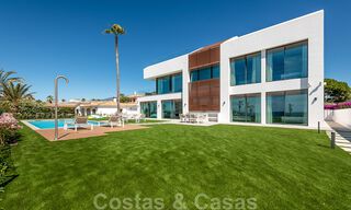 Instapklare ultramoderne design villa direct aan het strand te koop, New Golden Mile, Marbella - Estepona. Verlaagd in prijs! 34260 