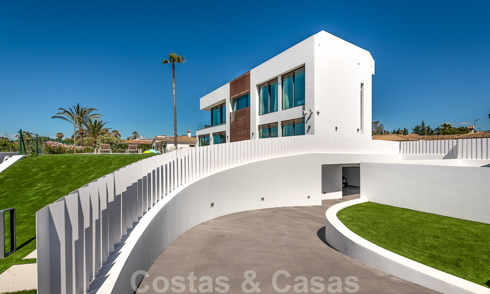 Instapklare ultramoderne design villa direct aan het strand te koop, New Golden Mile, Marbella - Estepona. Verlaagd in prijs! 34261