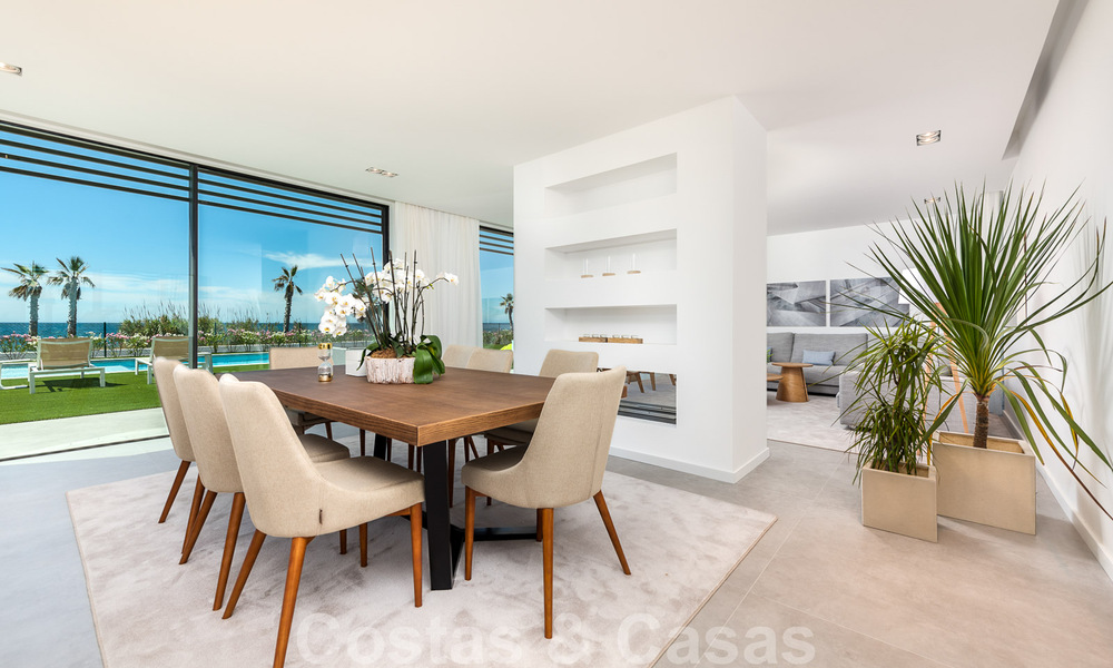 Instapklare ultramoderne design villa direct aan het strand te koop, New Golden Mile, Marbella - Estepona. Verlaagd in prijs! 34273