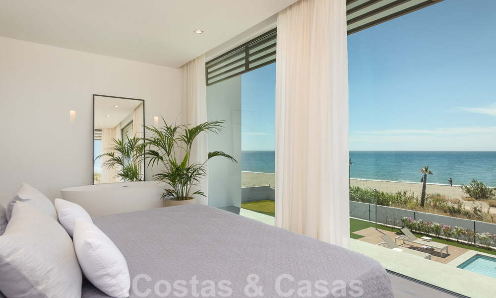 Instapklare ultramoderne design villa direct aan het strand te koop, New Golden Mile, Marbella - Estepona. Verlaagd in prijs! 34274