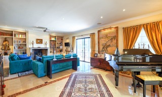 Ruime villa met veel potentieel te koop, op wandelafstand van het strand en Puerto Banus - Golden Mile, Marbella 6705 