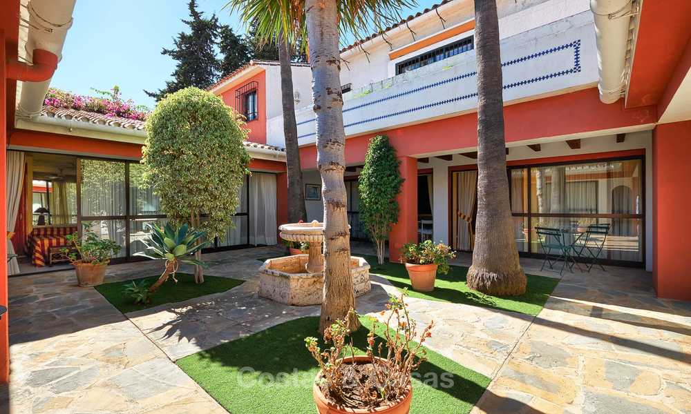 Ruime villa met veel potentieel te koop, op wandelafstand van het strand en Puerto Banus - Golden Mile, Marbella 6730
