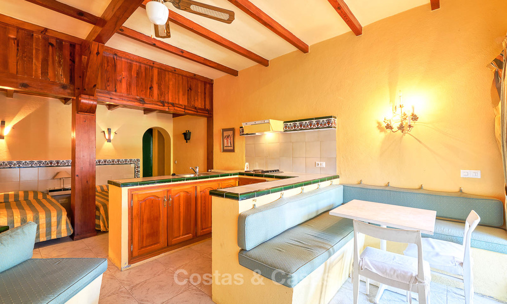 Ruime villa met veel potentieel te koop, op wandelafstand van het strand en Puerto Banus - Golden Mile, Marbella 6743