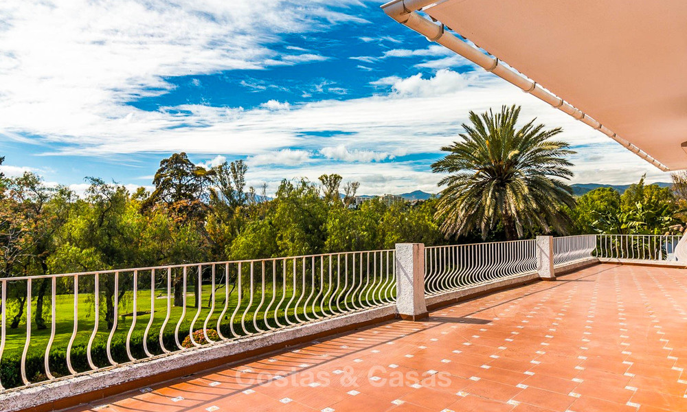 Eerste lijn golf villa in Andalusische stijl te koop - Marbella 6799