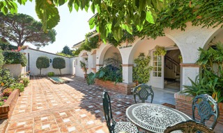 Eerste lijn golf villa in Andalusische stijl te koop - Marbella 6823 