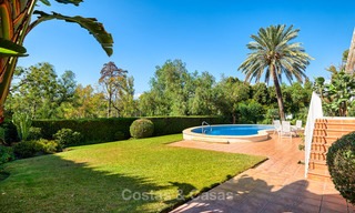 Eerste lijn golf villa in Andalusische stijl te koop - Marbella 6824 