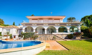 Eerste lijn golf villa in Andalusische stijl te koop - Marbella 6828 