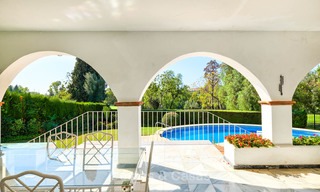 Eerste lijn golf villa in Andalusische stijl te koop - Marbella 6835 