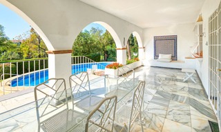 Eerste lijn golf villa in Andalusische stijl te koop - Marbella 6836 