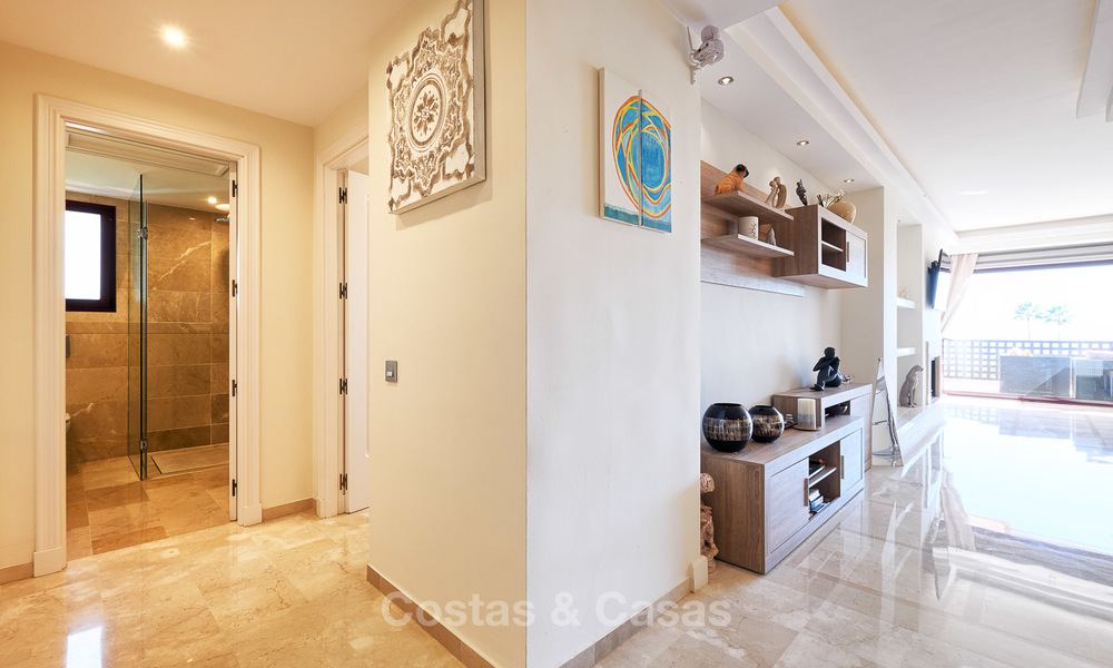 Knap luxe strand appartement met fantastisch zeezicht te koop - New Golden Mile, Marbella - Estepona 7037