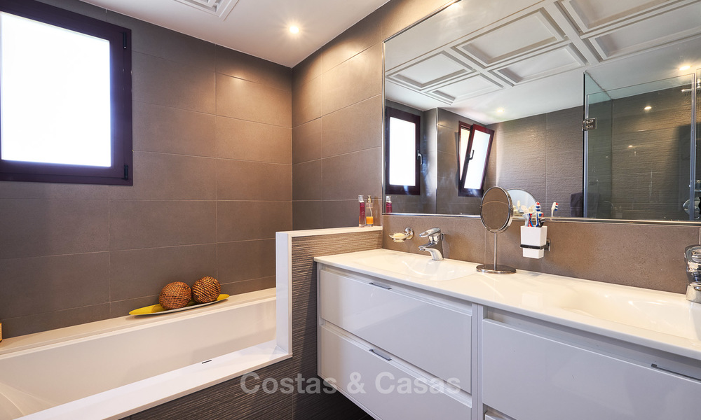 Knap luxe strand appartement met fantastisch zeezicht te koop - New Golden Mile, Marbella - Estepona 7041