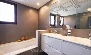 Knap luxe strand appartement met fantastisch zeezicht te koop - New Golden Mile, Marbella - Estepona 7041 