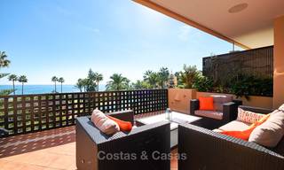Knap luxe strand appartement met fantastisch zeezicht te koop - New Golden Mile, Marbella - Estepona 7043 