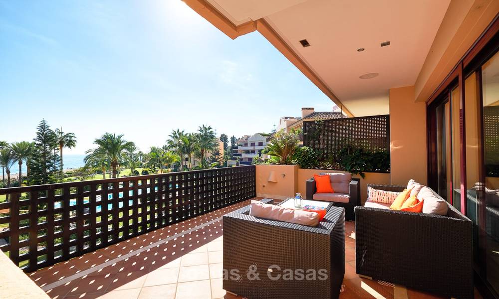 Knap luxe strand appartement met fantastisch zeezicht te koop - New Golden Mile, Marbella - Estepona 7044