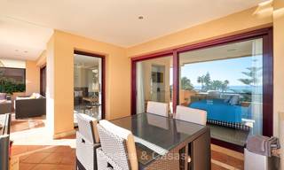 Knap luxe strand appartement met fantastisch zeezicht te koop - New Golden Mile, Marbella - Estepona 7045 