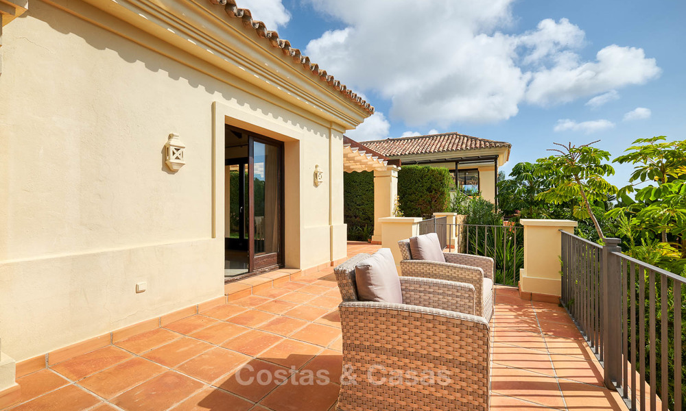 Charmante en ruime villa in klassieke stijl met uitzicht op zee te koop, in omheind complex, Benahavis - Marbella 7080