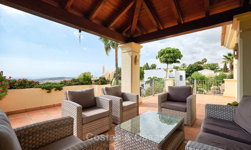 Charmante en ruime villa in klassieke stijl met uitzicht op zee te koop, in omheind complex, Benahavis - Marbella 7081