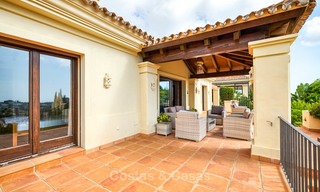 Charmante en ruime villa in klassieke stijl met uitzicht op zee te koop, in omheind complex, Benahavis - Marbella 7083 
