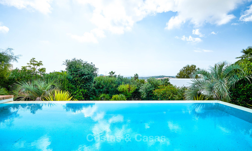 Charmante en ruime villa in klassieke stijl met uitzicht op zee te koop, in omheind complex, Benahavis - Marbella 7087