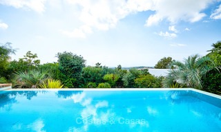 Charmante en ruime villa in klassieke stijl met uitzicht op zee te koop, in omheind complex, Benahavis - Marbella 7087 