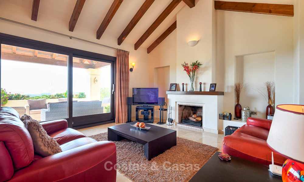 Charmante en ruime villa in klassieke stijl met uitzicht op zee te koop, in omheind complex, Benahavis - Marbella 7089