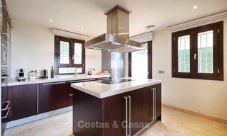 Charmante en ruime villa in klassieke stijl met uitzicht op zee te koop, in omheind complex, Benahavis - Marbella 7090 