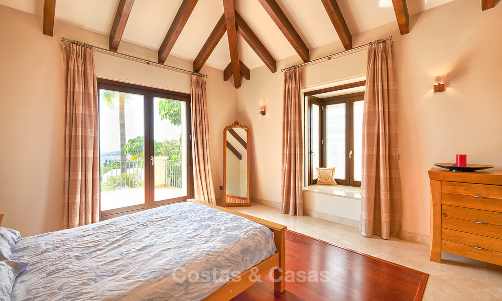 Charmante en ruime villa in klassieke stijl met uitzicht op zee te koop, in omheind complex, Benahavis - Marbella 7094