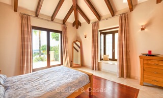 Charmante en ruime villa in klassieke stijl met uitzicht op zee te koop, in omheind complex, Benahavis - Marbella 7094 