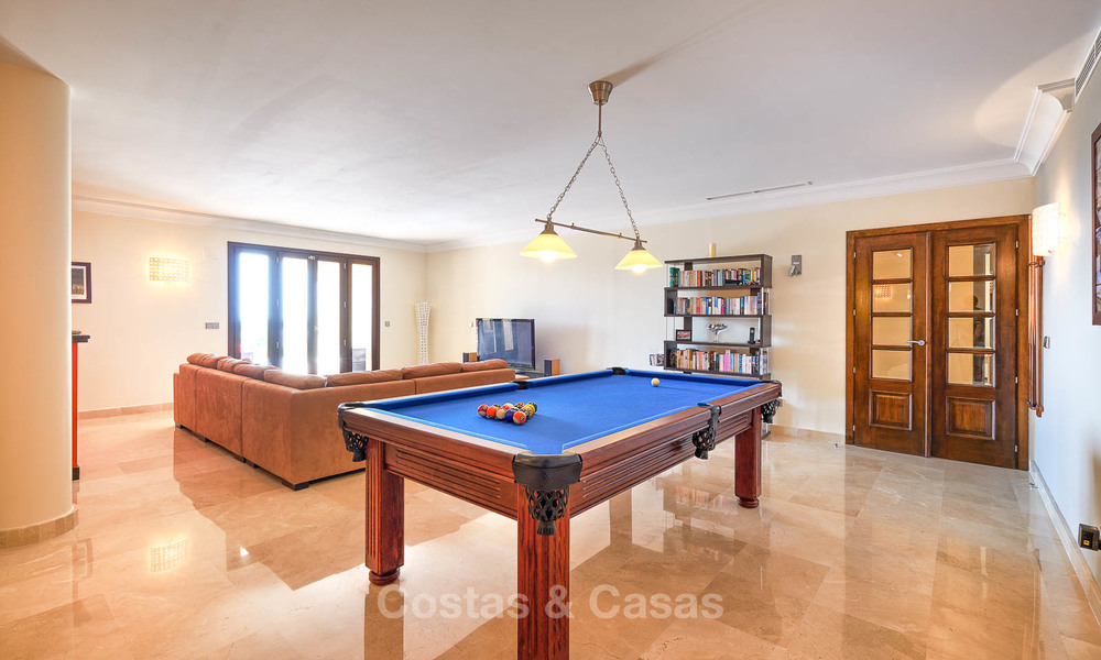 Charmante en ruime villa in klassieke stijl met uitzicht op zee te koop, in omheind complex, Benahavis - Marbella 7101