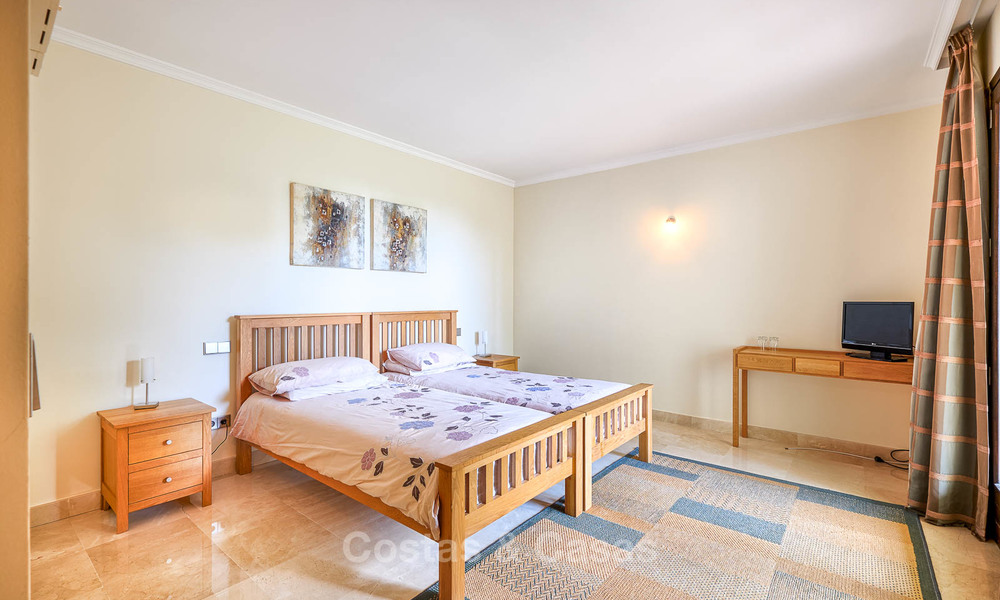 Charmante en ruime villa in klassieke stijl met uitzicht op zee te koop, in omheind complex, Benahavis - Marbella 7104