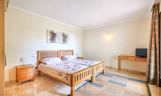 Charmante en ruime villa in klassieke stijl met uitzicht op zee te koop, in omheind complex, Benahavis - Marbella 7104 
