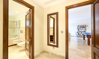 Charmante en ruime villa in klassieke stijl met uitzicht op zee te koop, in omheind complex, Benahavis - Marbella 7105 