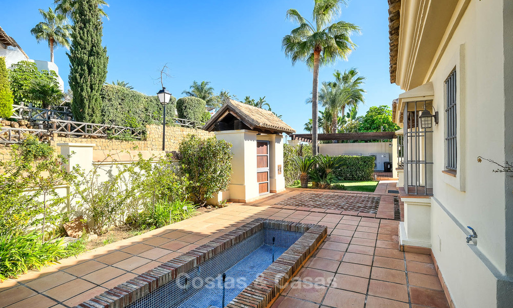 Charmante en ruime villa in klassieke stijl met uitzicht op zee te koop, in omheind complex, Benahavis - Marbella 7110