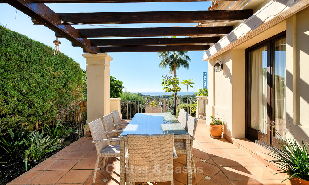 Charmante en ruime villa in klassieke stijl met uitzicht op zee te koop, in omheind complex, Benahavis - Marbella 7113