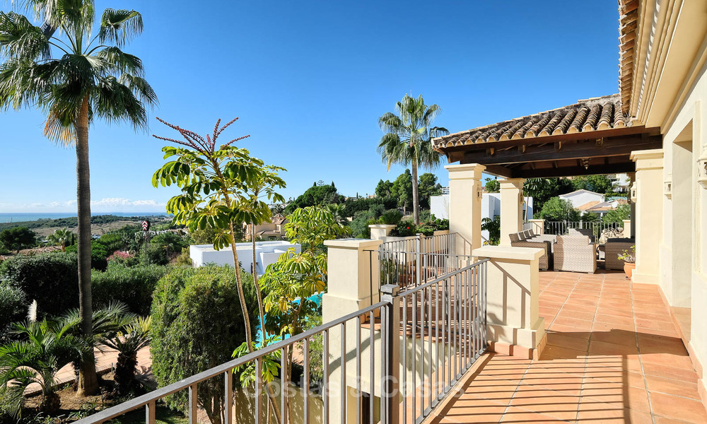 Charmante en ruime villa in klassieke stijl met uitzicht op zee te koop, in omheind complex, Benahavis - Marbella 7114