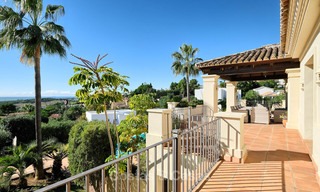Charmante en ruime villa in klassieke stijl met uitzicht op zee te koop, in omheind complex, Benahavis - Marbella 7114 