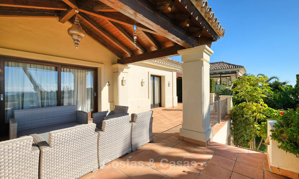 Charmante en ruime villa in klassieke stijl met uitzicht op zee te koop, in omheind complex, Benahavis - Marbella 7115