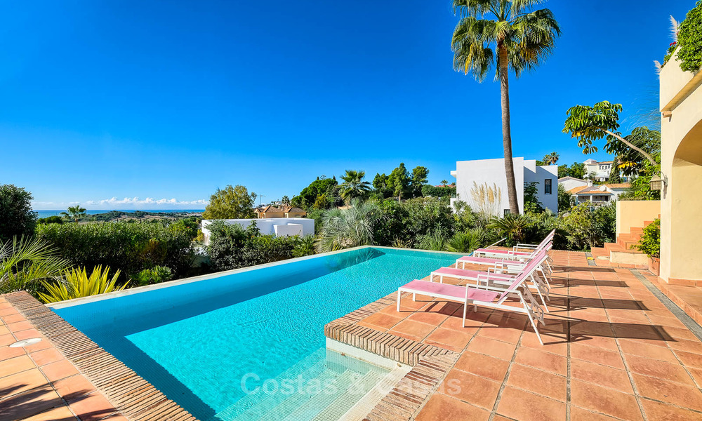Charmante en ruime villa in klassieke stijl met uitzicht op zee te koop, in omheind complex, Benahavis - Marbella 7116